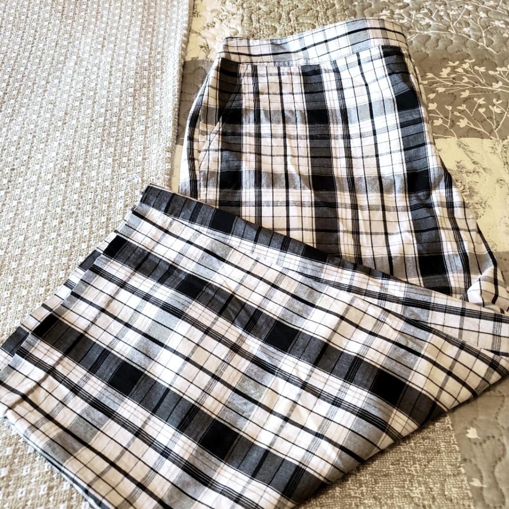 Izod Golf plaid Capri  pants
